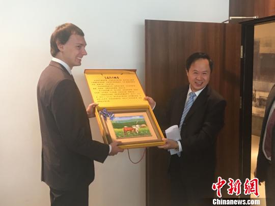 图为内蒙古旅游局副巡视员郑家宁向俄方代表赠送纪念品。　张玮 摄