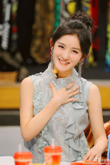 謝娜曬黑白證件照 素顏清純現在十八歲