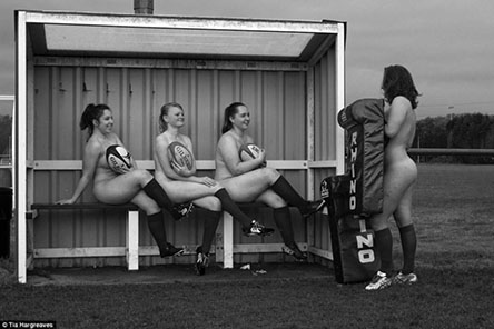 女橄榄球队为慈善裸体拍日历 17个女孩上演性感橄榄球训练