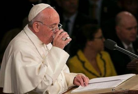 美议员偷走教皇水杯 与家人同事分享圣水不是第一次