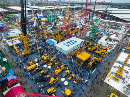 在bauma 2016 上海国际工程机械博览会上壮观的徐工产品群