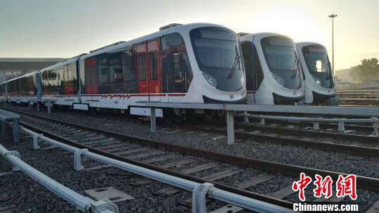 图为中国中车出口土耳其的新型贯通式六轴铰接地铁车辆。　矫德余 摄