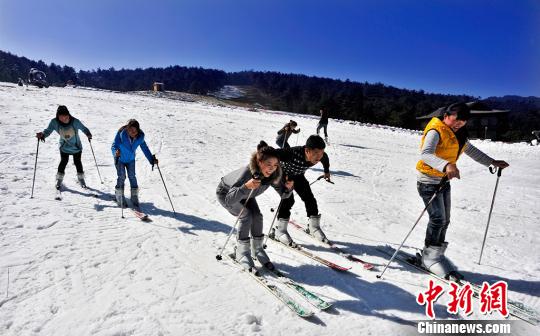 游客滑雪。资料图