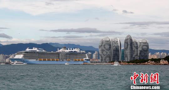 11月24日，全球十大邮轮品牌之一的皇家加勒比国际游轮公司旗下的“海洋赞礼号”首航三亚凤凰岛国际邮轮港。　尹海明 摄