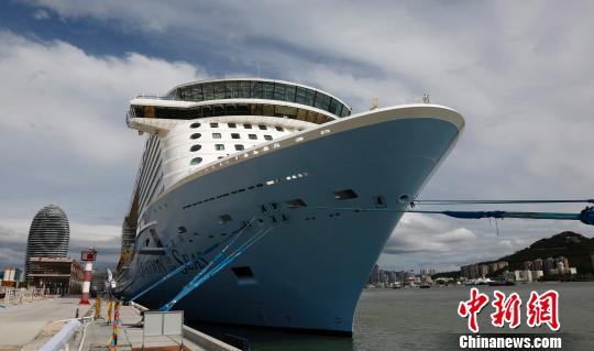 11月24日，全球十大邮轮品牌之一的皇家加勒比国际游轮公司旗下的“海洋赞礼号”首航三亚凤凰岛国际邮轮港。　尹海明 摄