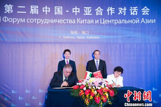 图为签约仪式。　洪坚鹏 摄