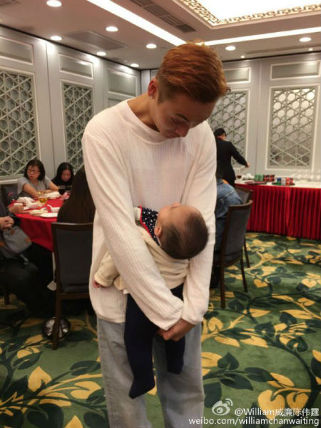 陳偉霆高難度抱娃深情對望 人販子舅舅陳偉霆又上線