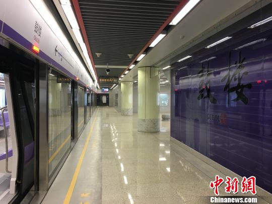 投资超过200亿元的南京地铁四号线即将开通运营。　申冉 摄