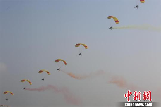 飞行表演展示。　王爵 摄