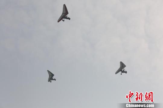 航空器展示飞行表演。　王爵 摄