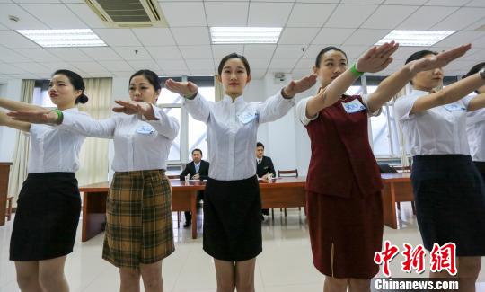 春秋航空招乘面试。 郁兴 摄 春秋航空招乘面试。 郁兴 摄
