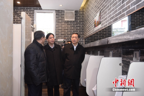 11月27日，国家旅游局局长李金早一行在光大崂山生态厕所考察