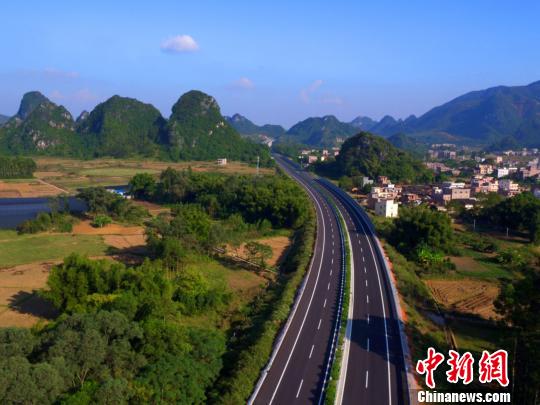 粤西最美高速罗阳高速通车 刘烁 摄