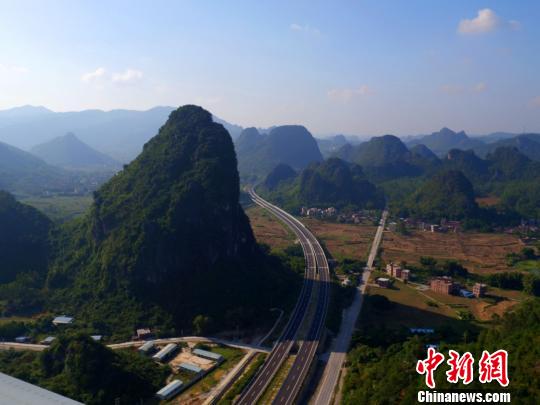 粤西最美高速罗阳高速通车 刘烁 摄