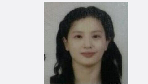 劉亦菲媽媽素顏舊照曝光 網友：美過女兒