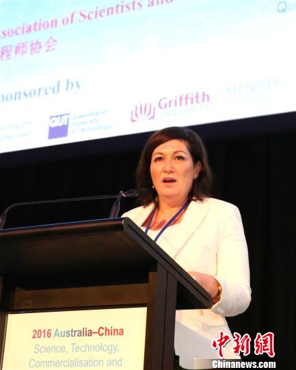 昆士兰州创新、科学、数字经济和小型企业部部长伊诺克致辞。　赖海隆 摄