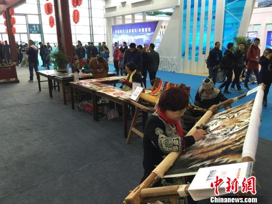 图为雨花非遗展厅的非遗传承人在展演技艺。　向一鹏 摄