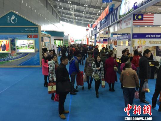 图为前来逛农博会的观众络绎不绝。　向一鹏 摄