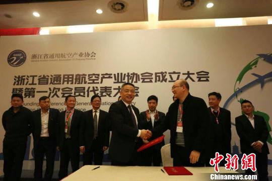 《通用航空产业投资合作协议》签约。　方堃 摄