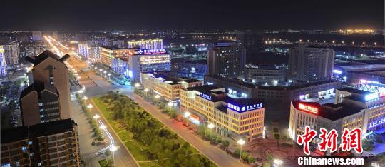 入夜，曹妃甸临港商务区繁华夜景。　白云水 摄