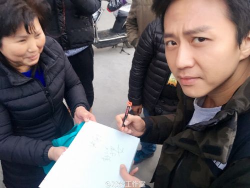 鄧超被認成彭于晏 簽名“晏”字還寫錯