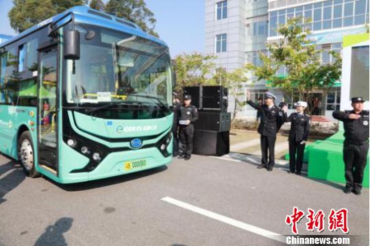 比亚迪K7纯电动公交车作为全国首批新能源汽车牌照代表车型参与授牌 郑小红 摄