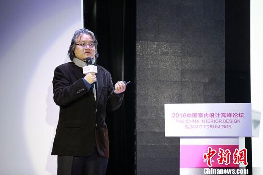 11月29日，“中国室内设计高峰论坛”在清华大学大礼堂举行。图为URBANUS都市实践建筑设计事务所创建合伙人王辉在论坛发表演讲。　刘旭 摄