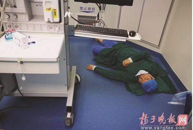 南京医生10小时做7台手术累瘫睡地 被称是“最帅医生”