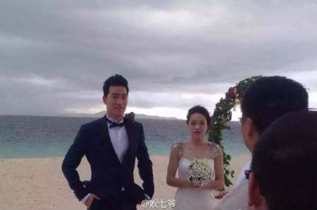 劉翔吳莎婚禮現場曝光 斐濟海邊甜蜜擁吻