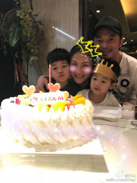 沙溢為胡可慶生 安吉小魚兒嘟嘴賣萌一家四口合影