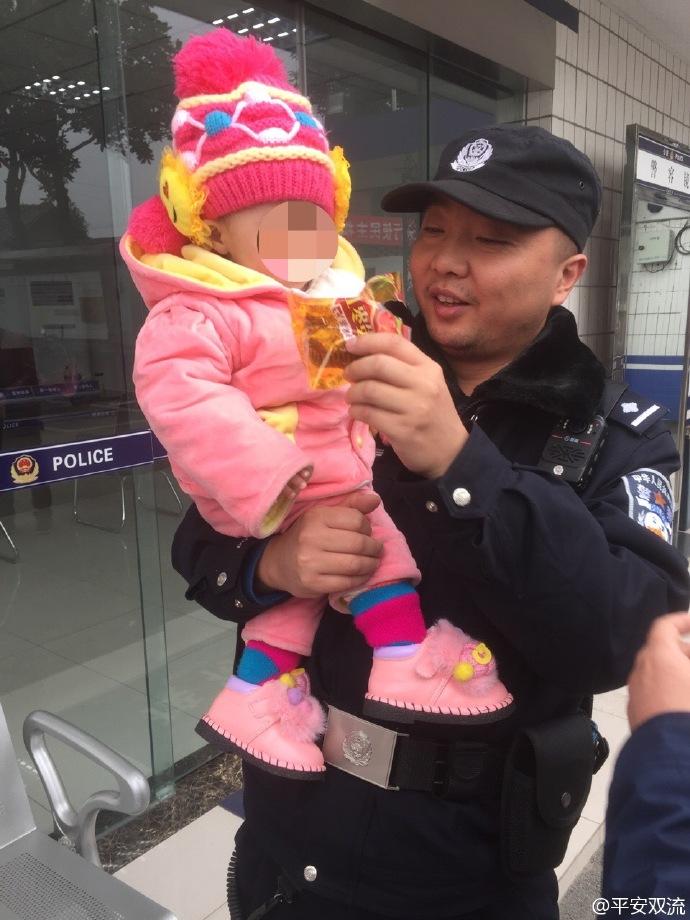 綠化帶中發現十月大女嬰 成都警方尋其父母(圖)