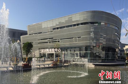 钦州坭兴陶文化创意产业园的坭兴陶体验中心。　翟李强 摄