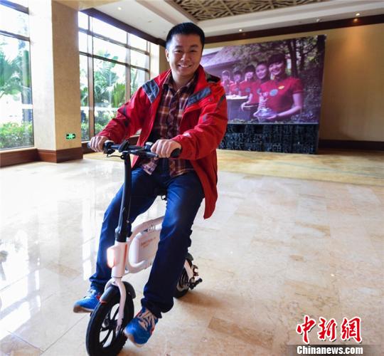 图为市民体验电动自行车 丁继敏 摄