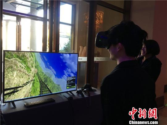 图为市民体验VR项目 李佳赟 摄