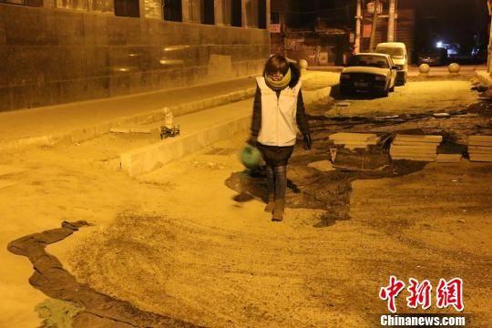因一處在建工地緊鄰馬路，覆蓋土方的防塵網經常被行人蹭到一側，網格員丁莉除每天檢查防塵網是否覆蓋好外，還要在氣溫允許的情況下灑水抑塵。　楊金濤 攝