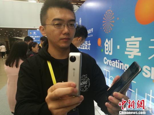 全球首款720度全景相机亮相本届工业设计节 郑小红 摄