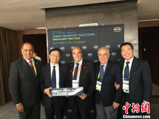 与会市长纷纷向比亚迪问诊治疗“城市病”良方 比亚迪供图 摄