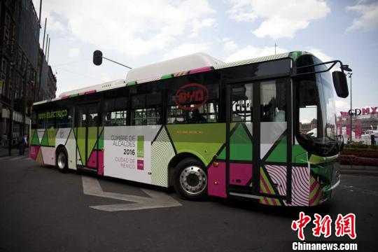 服务于峰会的比亚迪纯电动巴士 比亚迪供图 摄