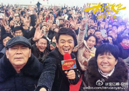 王寶強(qiáng)近照曝光 王寶強(qiáng)罕見(jiàn)與父母合影回家鄉(xiāng)宣傳新片