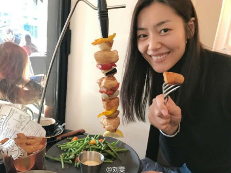 劉雯維秘秀后吃肉 表姐吃完了得趕緊跑跑（2）