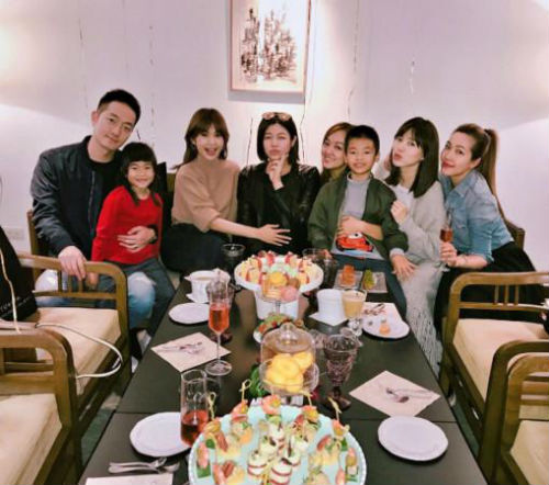 曝陳妍希預產期提前 baby shower楊丞琳輕撫陳妍希孕肚