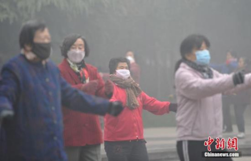12月4日，河北省气象台在不同时段分别发布了大雾红色预警信号和霾红色预警信号。<a target=