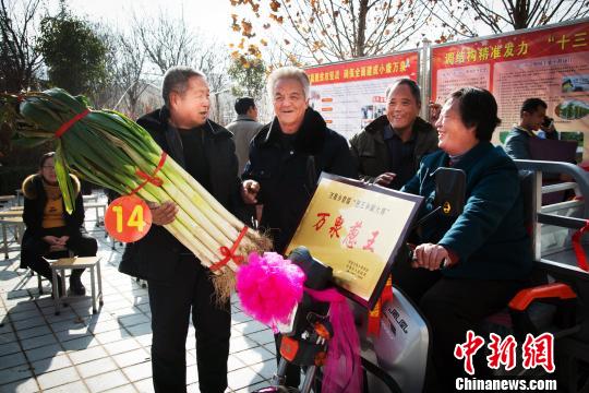 葱农与“葱王”交流经验。　任丽娜 摄