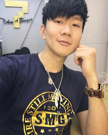 林俊杰突襲高中同學婚禮 網友調侃:網癮少年還是單身