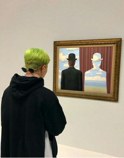 BigBang權(quán)志龍近照 頂著綠發(fā)看畫展品味就是這么煉成的
