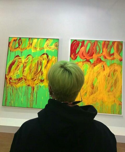 BigBang權(quán)志龍近照 頂著綠發(fā)看畫展品味就是這么煉成的