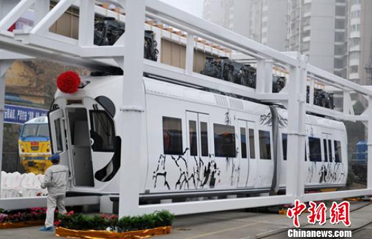 首列商品化无人驾驶新能源空铁竣工下线。　刘忠俊 摄