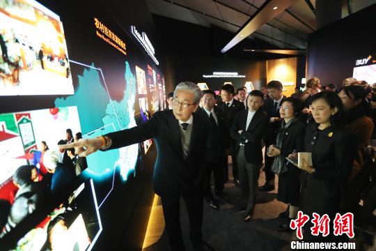 在阿里巴巴农村淘宝业务大屏前，颂吉逗留了近20分钟，与随行官员、媒体开起了“办公会”。　供图 摄