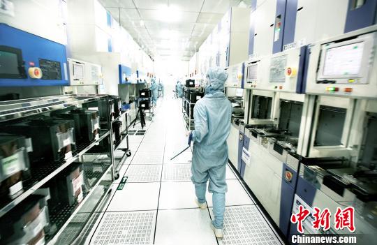 中芯国际北京公司拥有国内唯一一条实现持续盈利的12英寸集成电路生产线。该生产线上所使用的几十台国产设备，与众多进口设备一起，新近完成了12英寸晶圆千万片次的量产。中芯国际供图