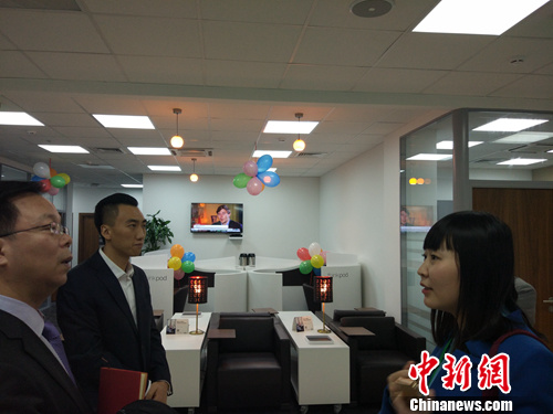 格林伍德国际贸易展览中心运营总监付艳洁(右一)向采访团介绍情况。中新网记者 李金磊 摄